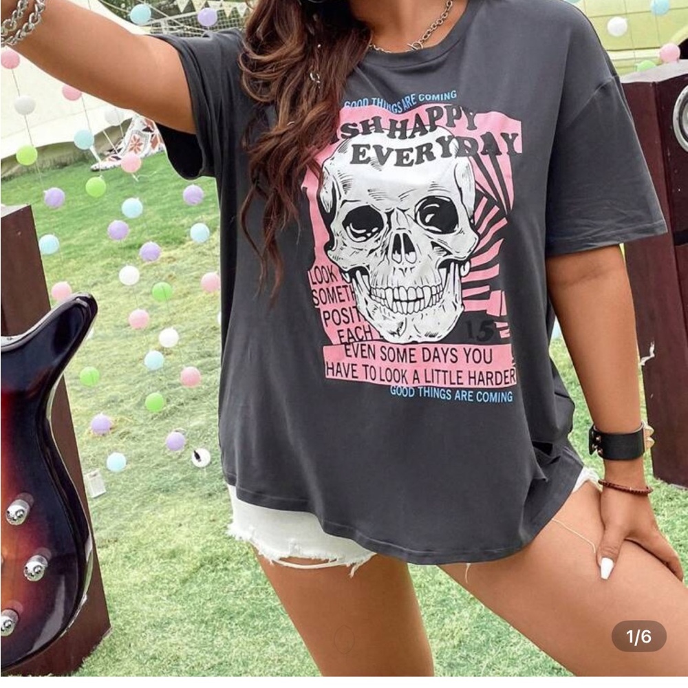 Graphic Skull T-Shirt in Gray and Pink